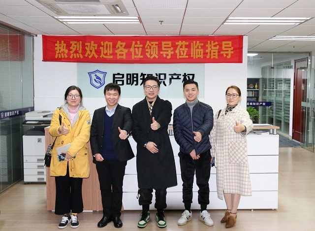 溫州商會(huì)新生代聯(lián)合會(huì)會(huì)長周玲衛(wèi)、秘書長姜皓等一行蒞臨公司考察交流