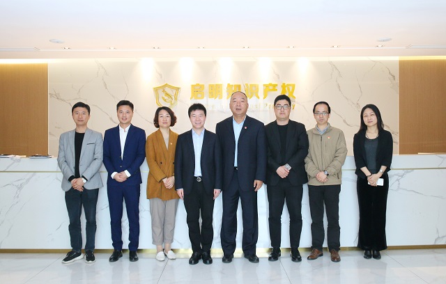 嘉興經(jīng)濟(jì)技術(shù)開(kāi)發(fā)區(qū)管委會(huì)副主任姜衛(wèi)東、區(qū)發(fā)改局局長(zhǎng)盧瑛等領(lǐng)導(dǎo)一行蒞臨公司指導(dǎo)工作